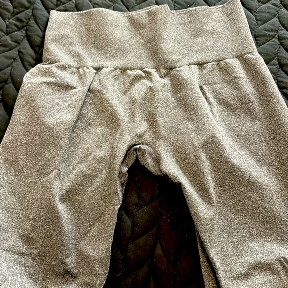 Like new ! NVGTN leggings - Picture 2 of 4